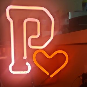 IN AUCTION!! Pink P ❤ Light up lamp.